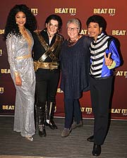 Djodjo Kass&eacute; (Diana Ross), Andre Santisoi (erw. MJ), Schauspielerin Katerina Jacob, Koffi Missh (junger MJ) bei der Beat it!Musical Generalprobe in Deggendorf (&copy;Fioto: Martin Schmitz)(